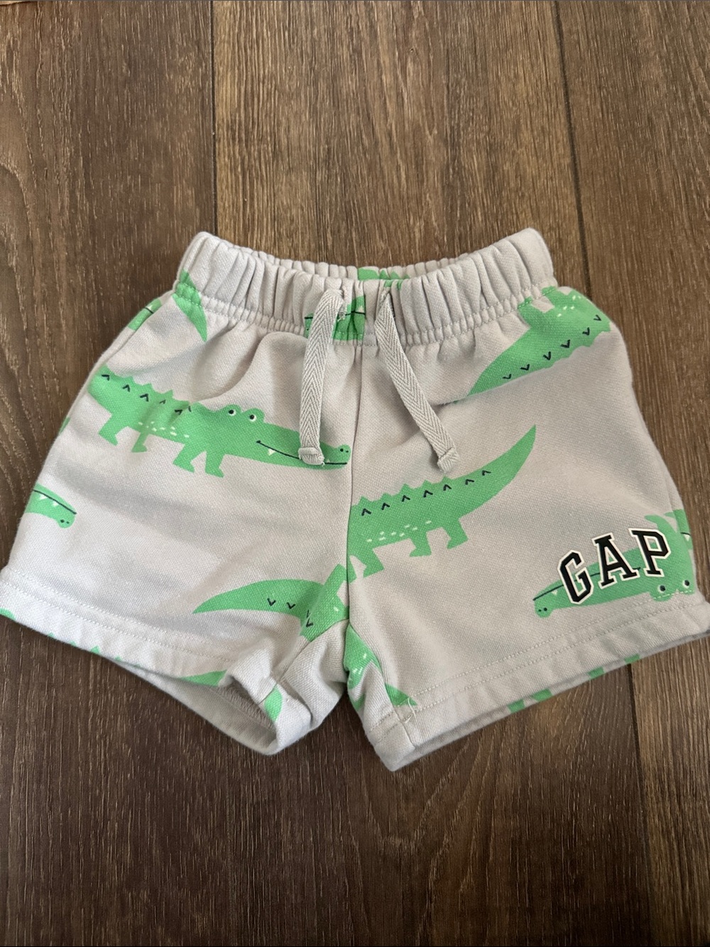 GAP Green Alligator Print Gray Shorts